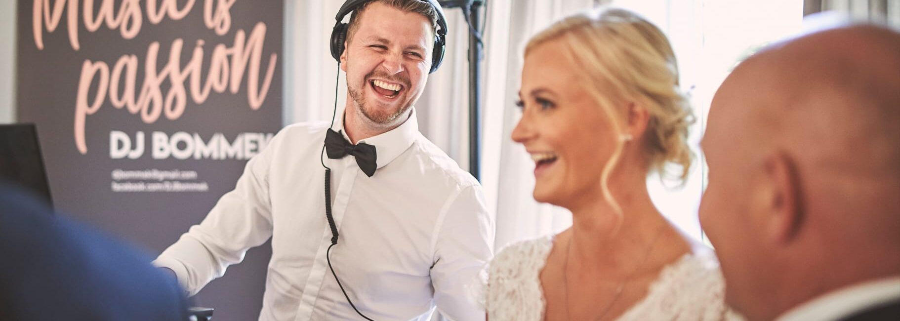 DJ Bommek mit einem Brautpaar