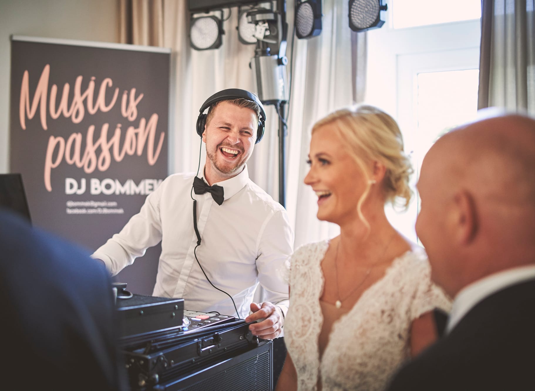DJ Bommek mit einem Brautpaar