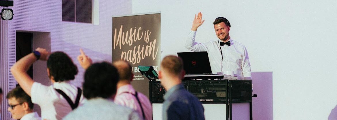DJ Bommek begrüßt die Leute