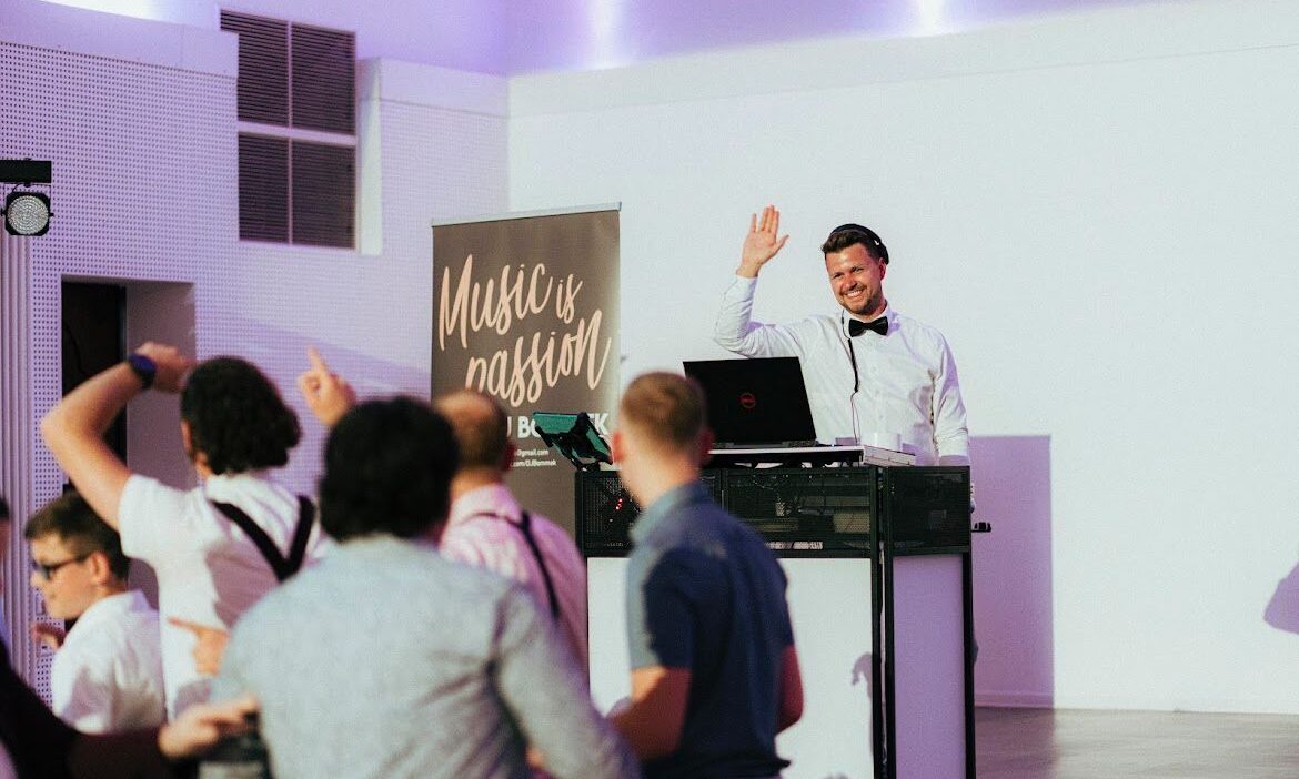 DJ Bommek begrüßt die Leute